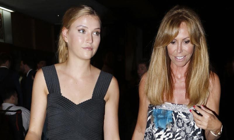 La hija de Álvaro Muñoz Escassi, Anna Barrachina, se va a vivir con Lara Dibildos