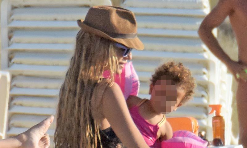 Esther Cañadas, mimos y atenciones hacia su pequeña Galia
