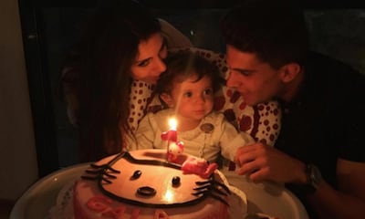Melissa Jiménez y Marc Bartra celebran el primer cumpleaños de su princesa