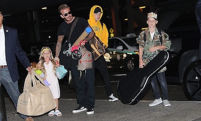 David Beckham, un papá todoterreno al que nada le impide viajar con sus hijos, las maletas y los juguetes de Harper