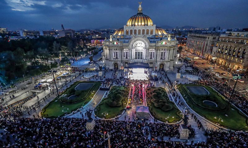 FOTOGALERÍA: El multitudinario adiós a Juan Gabriel en México, al que acudió el hermano de Isabel Pantoja