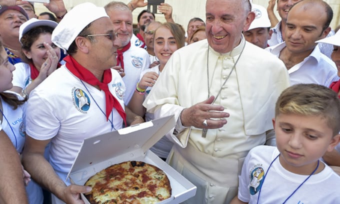 ¡Pizza napolitana para todos! El Papa Francisco invita a comer a 1.500 sintecho 