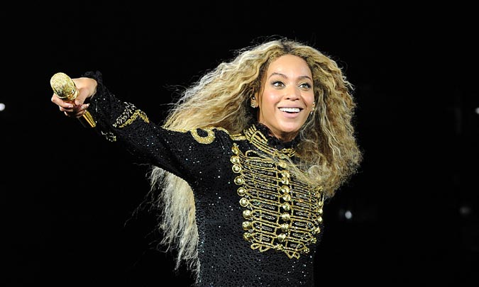 Dos bailarines de Beyoncé se comprometen en pleno concierto y ¡ella estaba así de contenta!