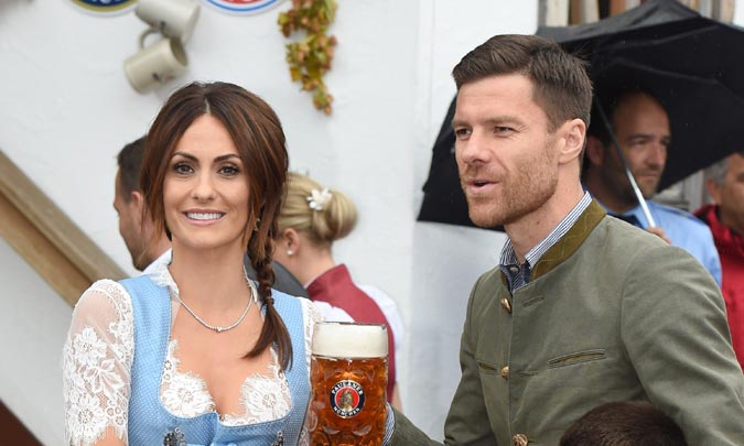 Xabi Alonso y Nagore Aranburu, familia y diversión en una cita tradicional en su tierra adoptiva