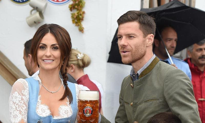 Xabi Alonso y Nagore Aranburu, familia y diversión en una cita tradicional en su tierra adoptiva