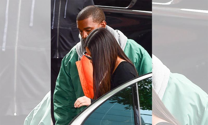 Kim Kardashian regresa a Estados Unidos sin su carísimo anillo, mientras su atraco es objeto de debate