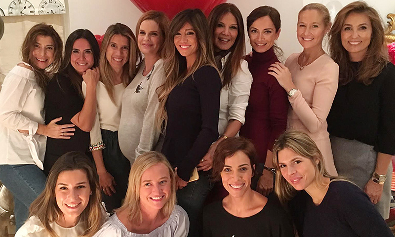 Un anillo, rosas blancas y mucha emoción, la 'baby shower' de Olivia de Borbón