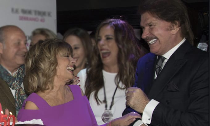 María Teresa Campos y Edmundo Arrocet, sonrisas cómplices en el cumpleaños de Carmen Borrego 