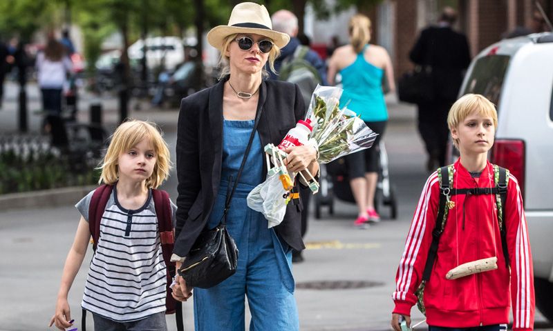 Los trucos de Naomi Watts para dar las buenas noches a sus hijos desde la distancia