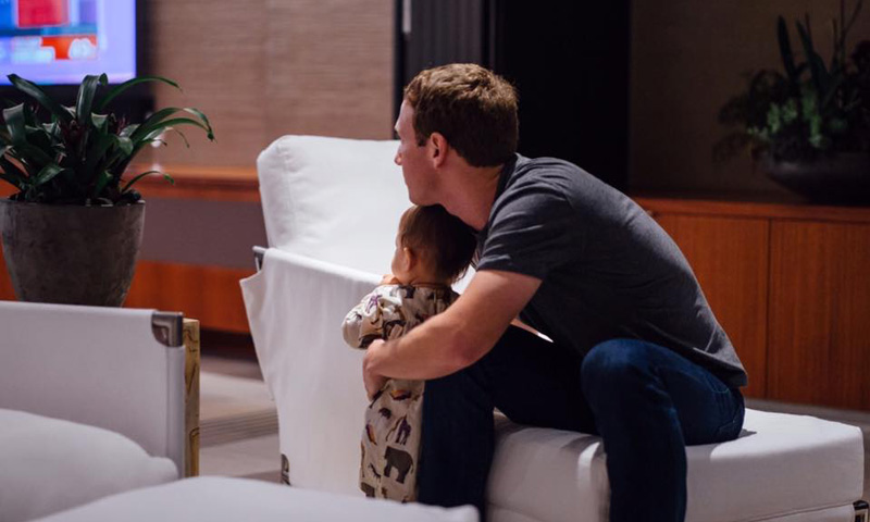 Mark Zuckerberg junto a su hija Max