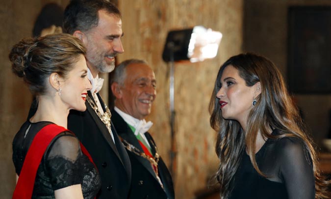 El cariñoso reencuentro de los Reyes con Sara Carbonero e Iker Casillas