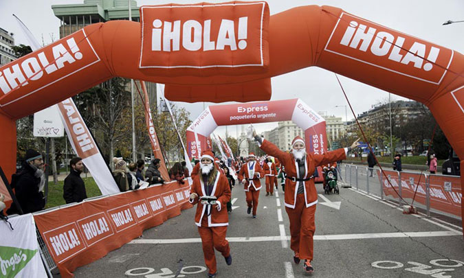 10.000 'Papás Noel' han conquistado Madrid en su carrera más navideña