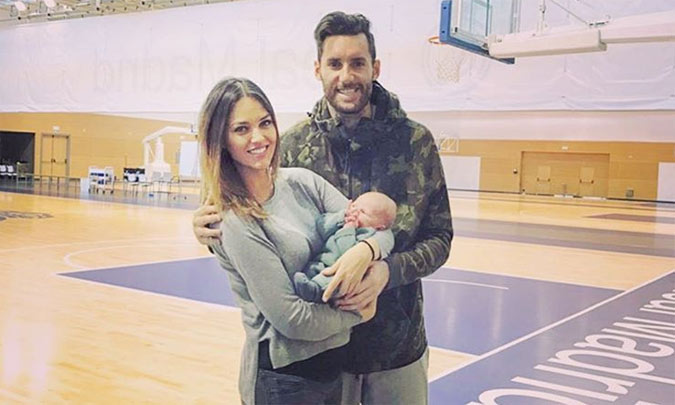 Helen Lindes lleva a su hijo Alan a animar a su padre en la pista de baloncesto por primera vez