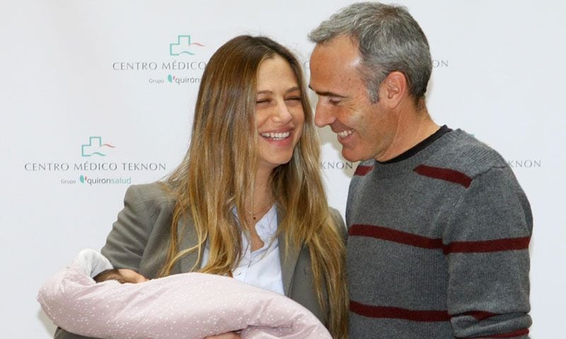 Martina Klein y Alex Corretja presentan a su pequeña Érika