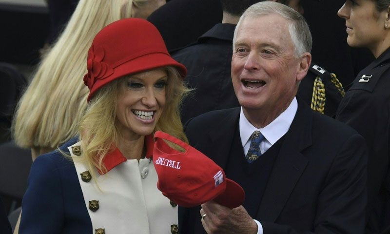 Kellyanne Conway, asesora de Trump, y su look con los colores de la bandera americana