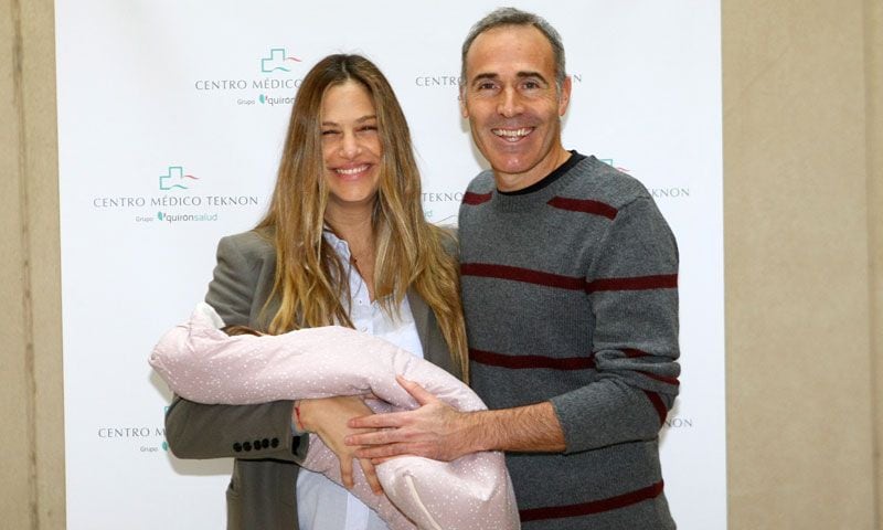 El primer paseo de Martina Klein y Álex Corretja con su hija Érika