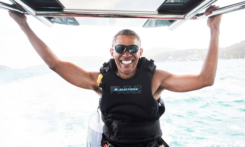 Barack Obama, de la Casa Blanca... ¡a la tabla de 'kitesurf'! El reto acuático más divertido del expresidente