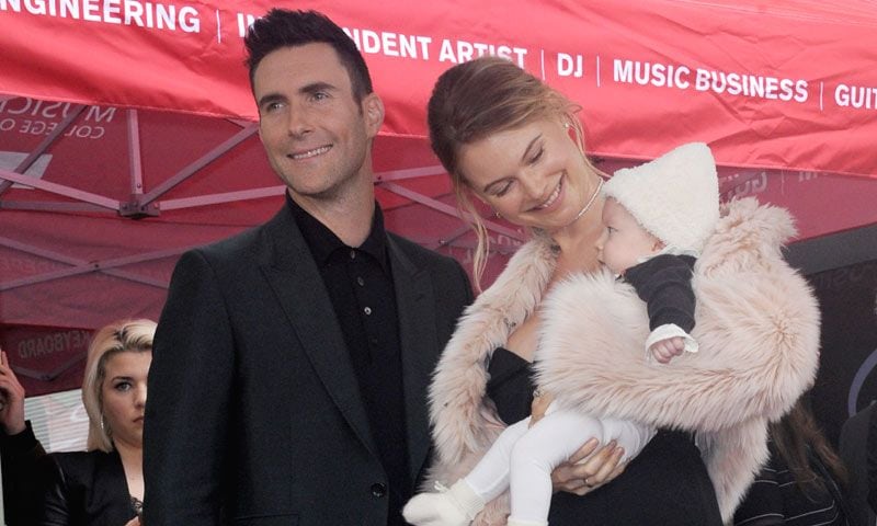 ¡Adorable! Adam Levine recibe su estrella de la fama, pero es su hija quien se lleva el protagonismo