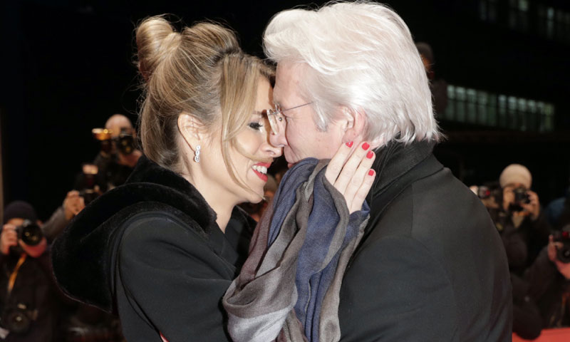 Richard Gere y Alejandra Silva se dedican besos y mimos sobre la alfombra de la Berlinale