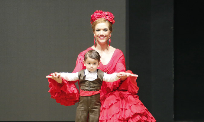 ¡A la pasarela con mamá! El hijo de Beatriz Trapote y Víctor Janeiro debuta como modelo