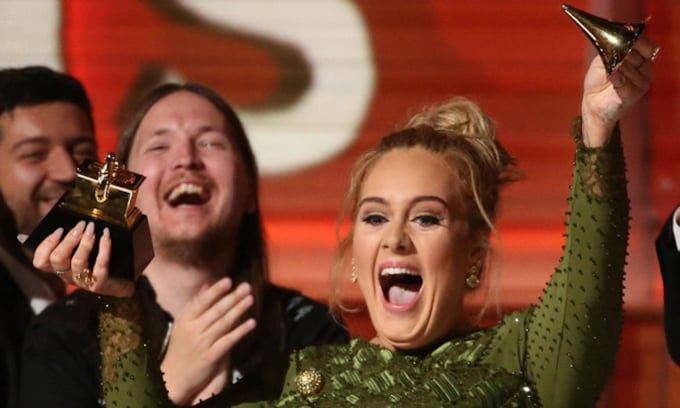 Adele confirma su boda con Simon Konecki