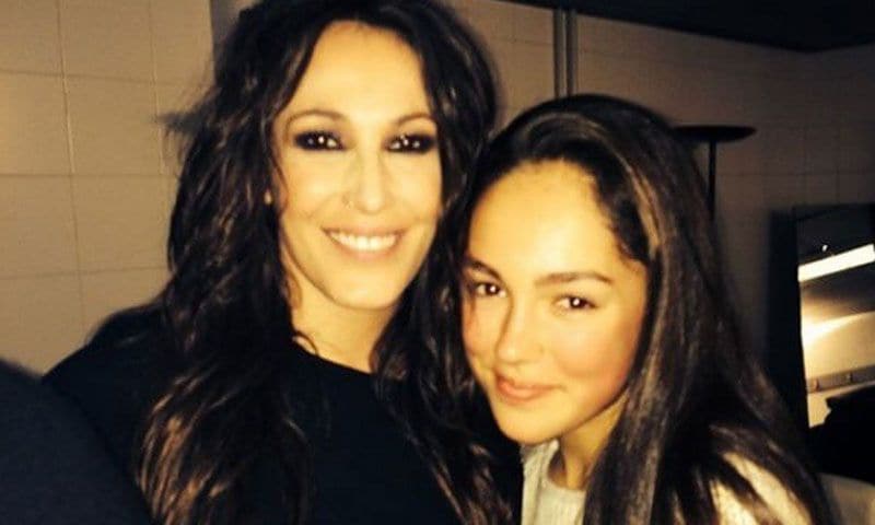 Malú consuela a María Parrado tras el repentino fallecimiento de su padre