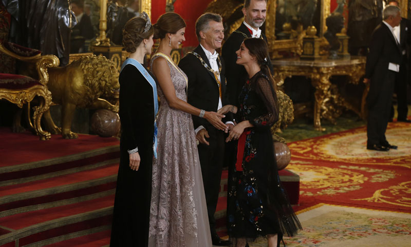 Tini Stoessel inaugura su vida en Madrid por todo lo alto: cena de gala con los Reyes
