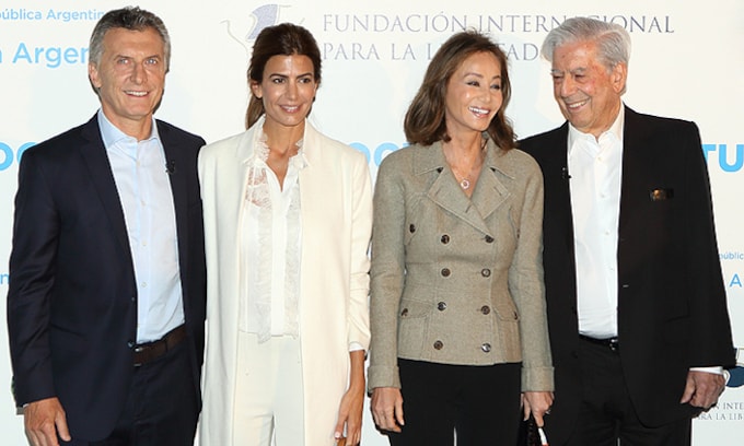 Un almuerzo entre amigas y coches sin dueño: la cita de Isabel Preysler y Mario Vargas Llosa con el Presidente argentino y su mujer