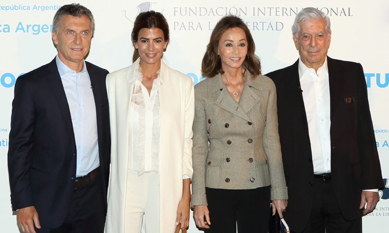 Un almuerzo entre amigas y coches sin dueño: la cita de Isabel Preysler y Mario Vargas Llosa con el Presidente argentino y su mujer