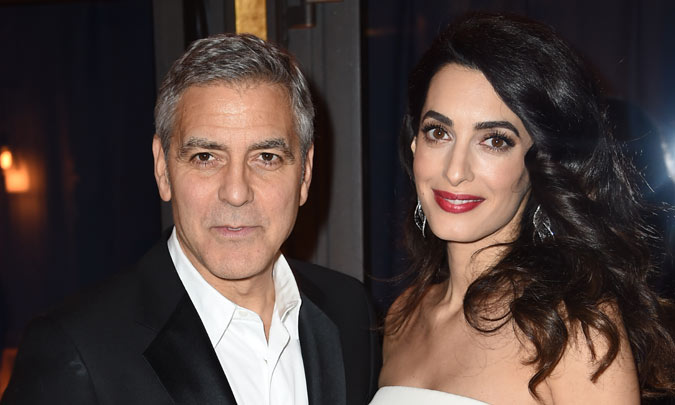 Amal Clooney presume por primera vez de su tripita de embarazada