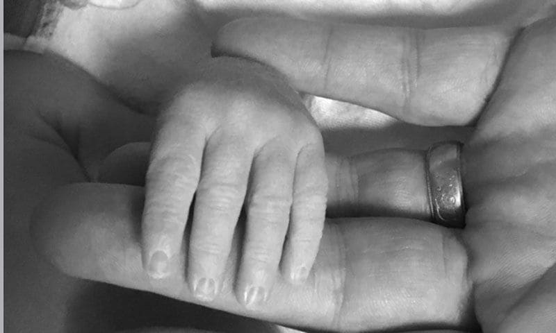 ‘Den la bienvenida a Beau McDermott’, anuncia una feliz y aliviada Tori Spelling