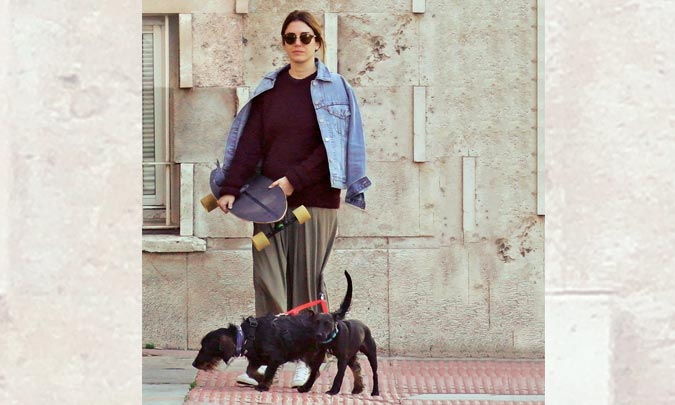 Blanca Suárez inventa un divertido deporte, el 'skate dog', ¿sabes cómo se practica?