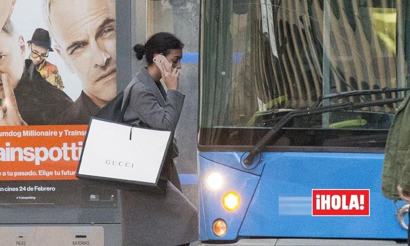 En ¡HOLA!, Georgina Rodríguez, del 'bugatti' de Ronaldo al autobús urbano