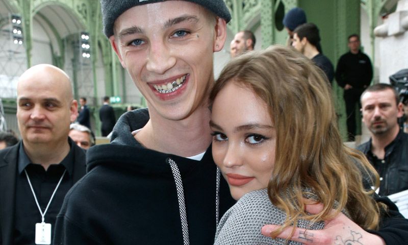 ¿A qué ‘pirata’ te recuerda el novio de Lily Rose Depp?