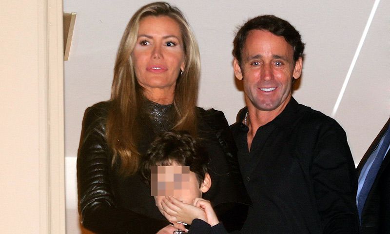 Álvaro Muñoz Escassi disfruta de la Semana Santa malagueña con su mujer y su hijo