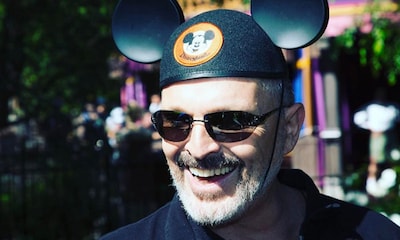 Miguel Bosé, como nunca le habíamos visto: naturalidad y diversión junto a sus hijos en Disneyland