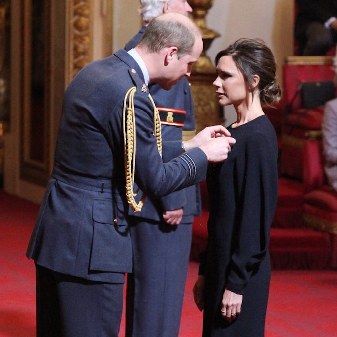 14 años después de que David Beckham fuera condecorado, Victoria recibe la OBE: ¡Cómo han cambiado!