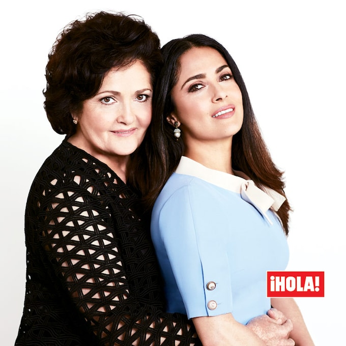 En ¡HOLA! Salma Hayek nos presenta a su madre, Diana, con quien posa por primera vez