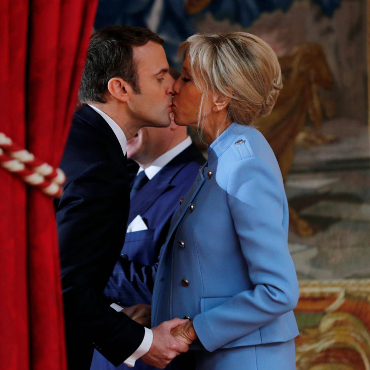 Emmanuel Macron sella su toma de posesión con un romántico beso 