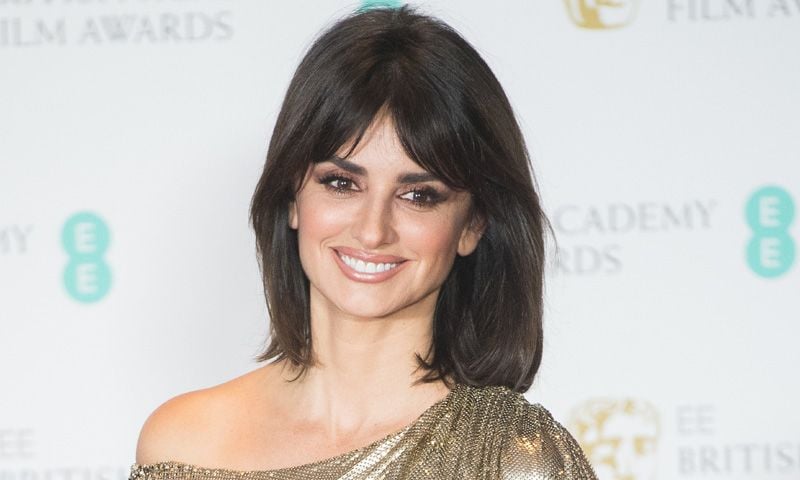 La increíble transformación de Penélope Cruz en Donatella Versace