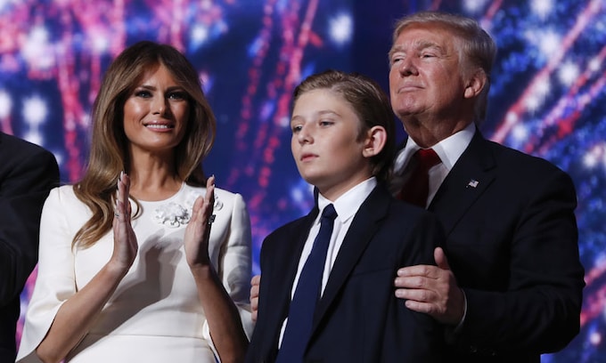 Barron Trump con sus padres Donald y Melania Trump