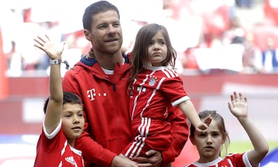 Xabi Alonso se despide del fútbol junto a sus tres hijos