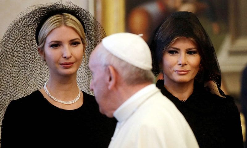 Fotogalería: Desde el original velo de Ivanka hasta el intercambio de regalos, los Trump frente al Papa