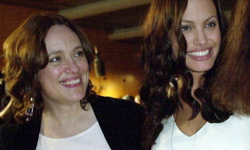 Angelina Jolie mantiene vivo el recuerdo de su madre
