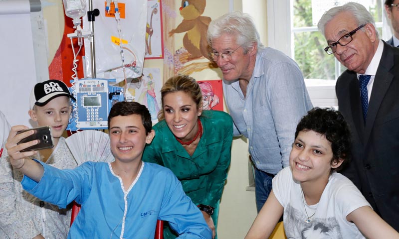 Richard Gere y Alejandra Silva sorprenden y emocionan a los niños enfermos del hospital Niño Jesús