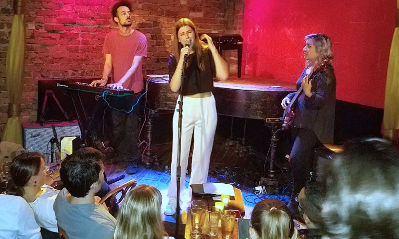 Mafalda, hija de Kyril de Bulgaria y Rosario Nadal, hace su debut musical en Madrid