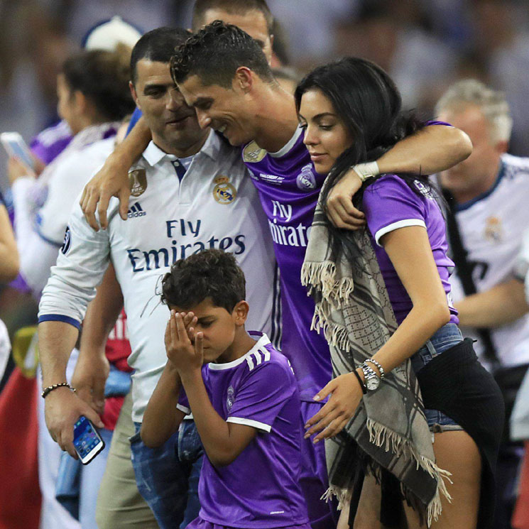 Georgina Rodríguez salta al terreno de juego en un día histórico para Cristiano Ronaldo
