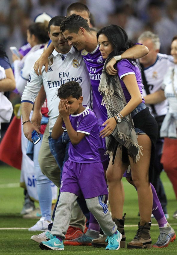 Resultado de imagen para asÃ­ celebran las WAGâs y las familias del Real Madrid el triunfo en la Champions
