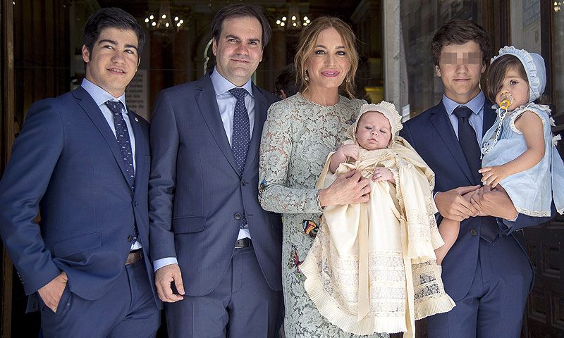 Gema Ruiz y Juan Díaz bautizan a su pequeño Juan rodeados de amigos