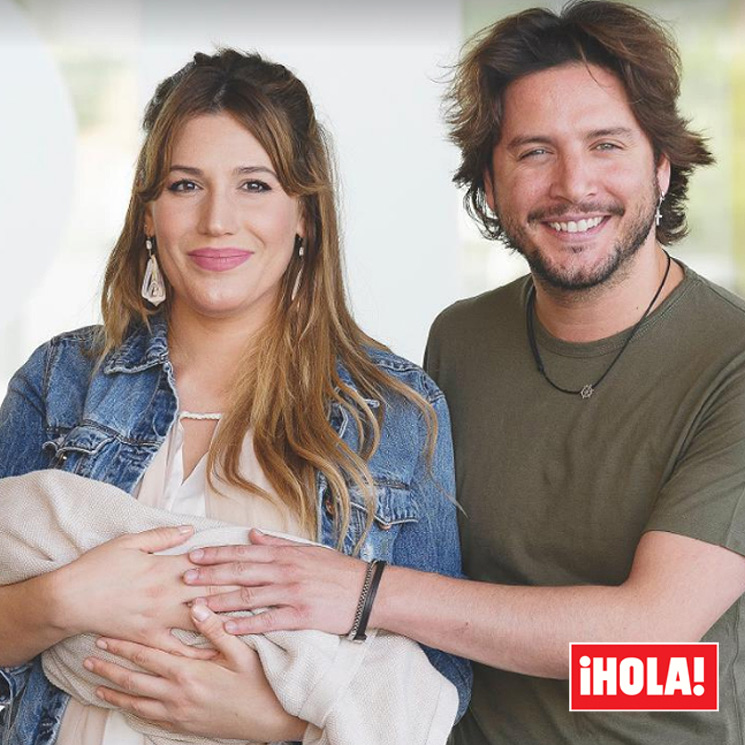 Manuel Carrasco y Almudena Navalón posan con su hija